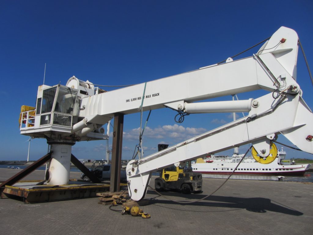 Knuckle Boom Crane: GCC - 25 ton SWL