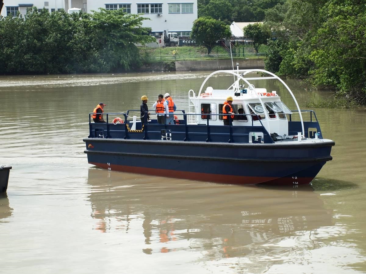 Line handling boat