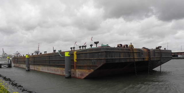 Heavy lift barge