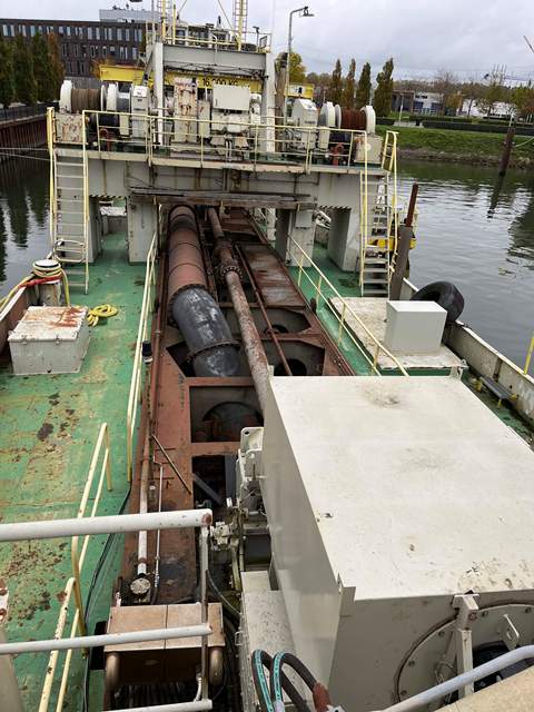 Deep suction dredger