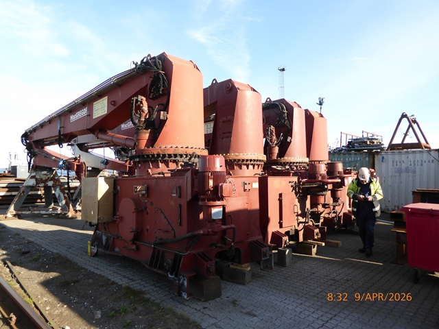 cargo rail crane